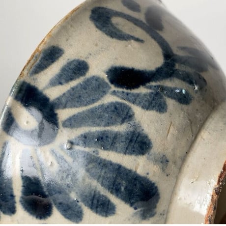 C  古琉球 やちむん 4.5寸マカイ 古作 登窯 花唐草 呉須色 沖縄 焼物 茶碗 昭和期 ヴィンテージフォークアート 僅かなホツ有