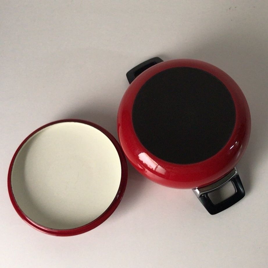 琺瑯(ホーロー) ヴィンテージ 両手鍋 18cm 深みのある濃い赤です。中古