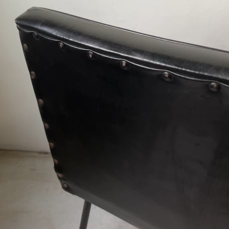 古いローチェア 2脚セット  ミニソファ シングルソファ レトロチェア シンプルデザイン 黒い椅子 鉄足 80sジャパンヴィンテージ 古家具 良品