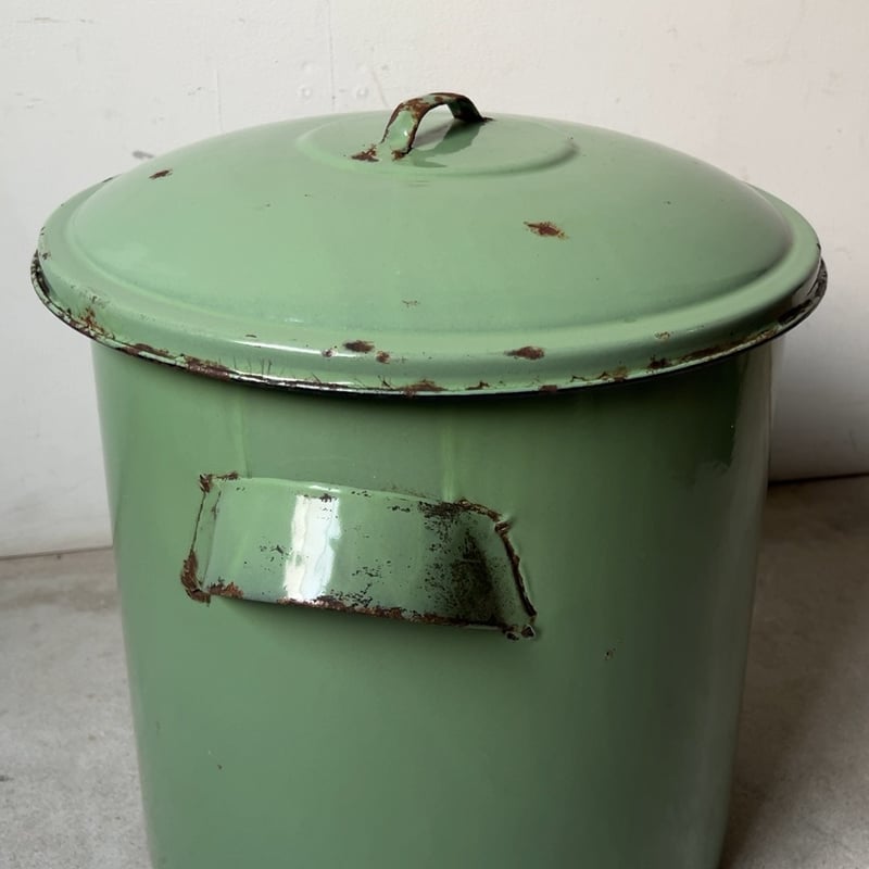 古いホーロー蓋付きキャニスター 大き目サイズ セージグリーン