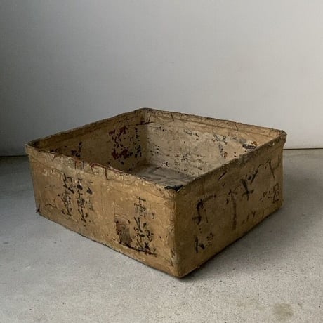 紙貼りの竹籠  約47cm 正方形やや深め 古いかご 和紙総貼り 墨文字  陳列箱  ストックボックス  ジャパンヴィンテージ