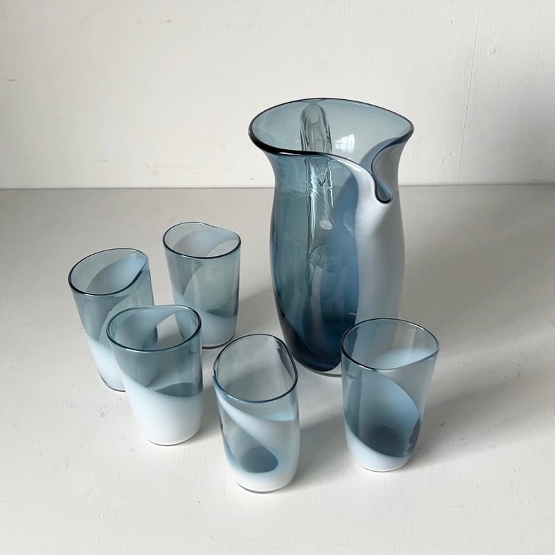 日本の古い硝子ピッチャーとグラス5個のセット ブルーグレーと白の
