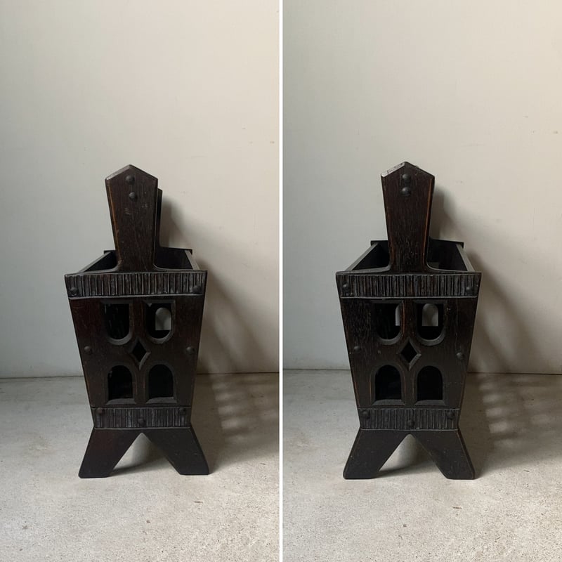 古い木製マガジンラック 黒茶 スタッズ 透かし窓 線彫り装飾 オールド