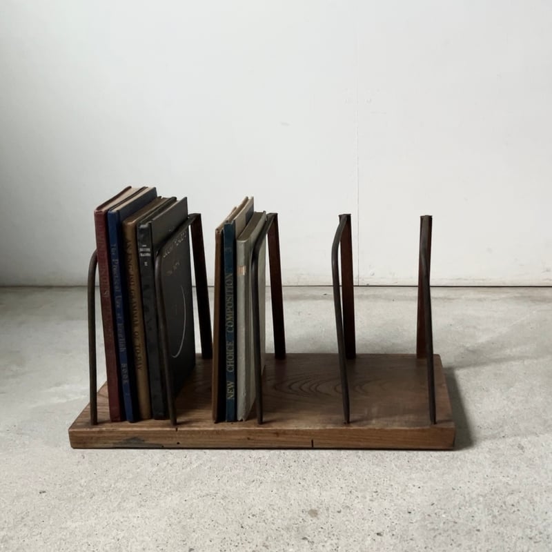 欅無垢材の古い卓上本立て 鉄仕切りと木で出来たブックスタンド 戦前