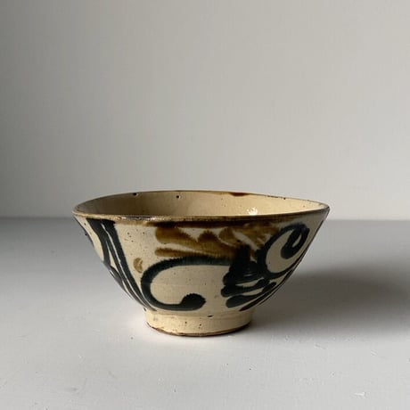 古琉球 やちむん  4.5寸マカイ 古作 登窯 唐草模様 呉須と飴釉の2色構成 昭和期 ヴィンテージ フォークアート ニュウ有