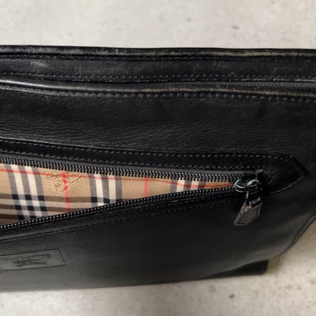 Burberrys バーバリーズ  クラッチバッグ  ブラックレザー インナーはノバチェック仕立  オールドバーバリー ヴィンテージバーバリー セカンドバッグ エンボスロゴ 中古良品