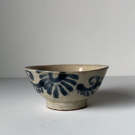 B  古琉球 やちむん 4.5寸マカイ 古作 登窯 花唐草 呉須色 沖縄 焼物 茶碗 昭和期 ヴィンテージフォークアート 薄いニュウ有