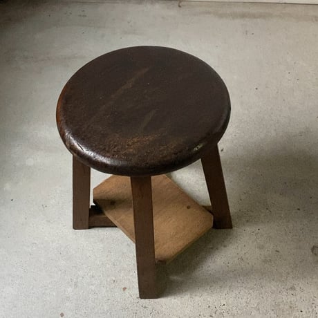 古い作業丸椅子 低い丸椅子 黒い座面 昭和期 当時の加工 丸椅子の足を短くした作業椅子に改良 良品