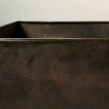 古い鉄の箱 (蓋付き) 黒ヤケ 黒光り グッドエイジング 厚みあり縁補強構造 古箱