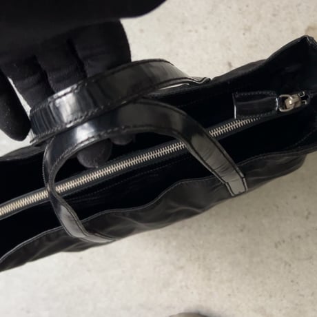 90s VINTAGE PRADA ナイロン/ガラスレザー コンビ 小さめトートバッグ 型押しエンボスロゴ 軽量トートバッグ シンプルデザイン　オールドプラダ 中古良品