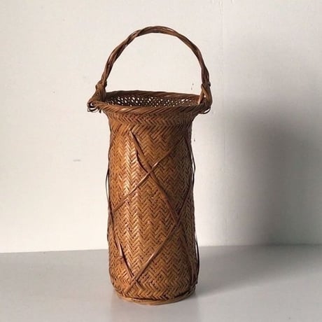 竹編みの花器  作家印は御座いませんが高い技術で編まれた花器です。竹かご 竹籠 編みかご 民藝 古美術    美品。