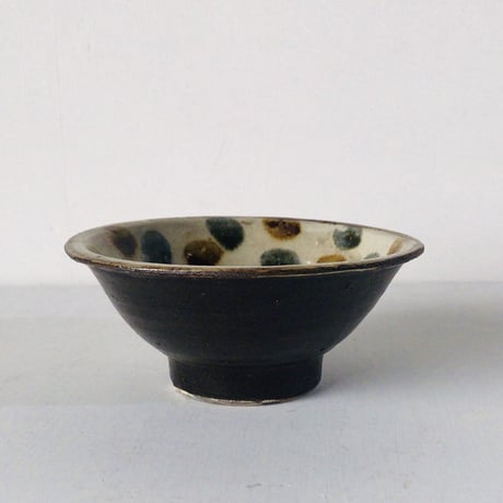 古いやちむん 5寸ワンブー (茶碗・中鉢)　内 紺茶 点打  民藝 沖縄 焼物 うつわ 器　好配色 美品