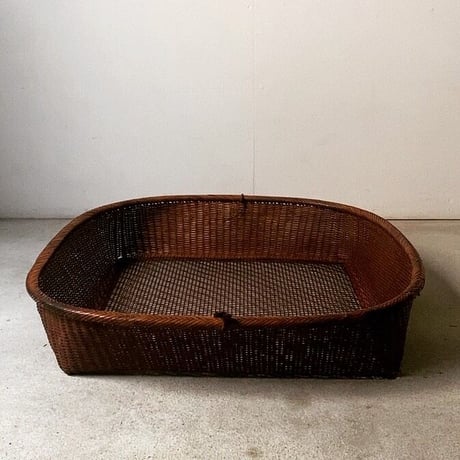 明治期 古い竹編みの平籠 正方形円状 大笊 ザルカゴ  トロトロ飴色 美色 美術品レベルの編み技術