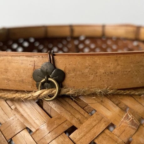 古い竹編みの魚籠(ビク) 竹工芸 ヘラ立て  花器 鉢受け  屑籠  ダストボックス  花器  壺型の足付金具付編みかご 日本の工芸品 古民藝 天然素材 美品