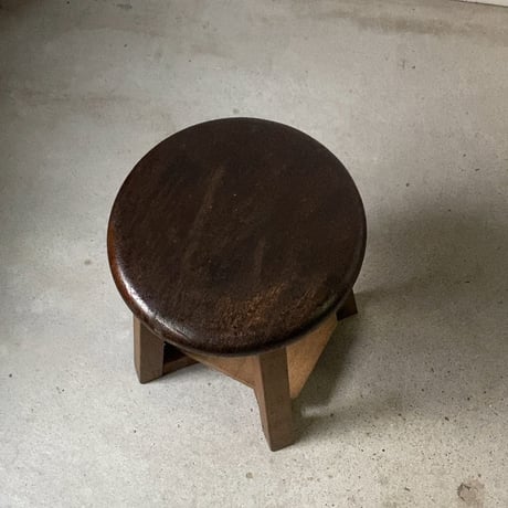 古い作業丸椅子 低い丸椅子 黒い座面 昭和期 当時の加工 丸椅子の足を短くした作業椅子に改良 良品