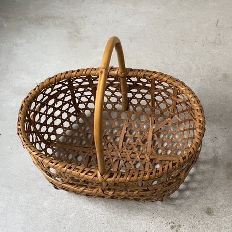 古い竹編みの市場籠  幅約40cm ワンハンドルの竹籠 綺麗にヤケた褐色の竹肌 丸竹持ち手 ヴィンテージバスケット グッドコンディション