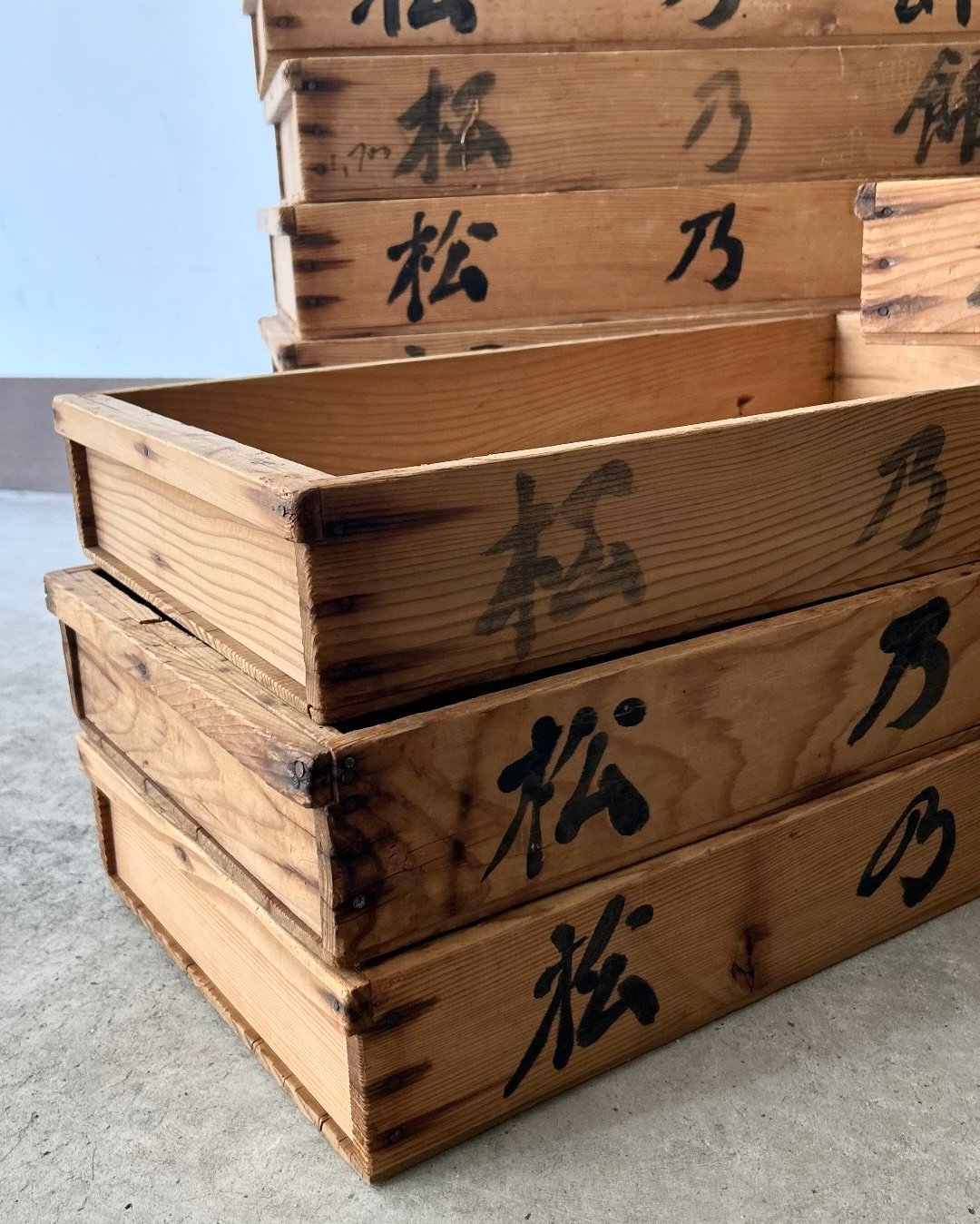 古い木製箱 手書き文字付き 古い木製餅箱 (1点の価格) 無垢材 無塗装 白木墨文字 落書 平木箱