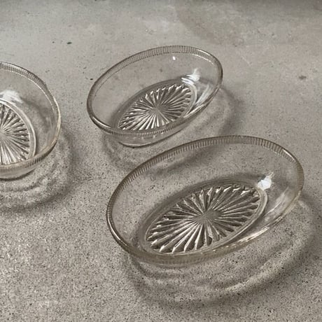 アンティーク オーバル ガラス器  1点　明治〜大正期 プレスガラス 気泡 歪なゆらゆら硝子 深め楕円デザート器 幅約15cm 完品  ※1点の価格表記、4点ございます。