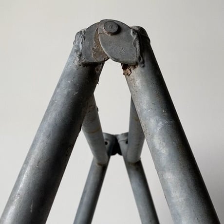 古い鉄の脚立  細めのフレームに素朴な伸縮構造が魅力  スチール製ヴィンテージ脚立. 昭和期  マットグレー 店舗什器  棚  完品