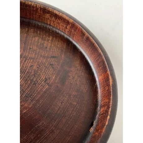 木製無垢のくり抜き盆  丸盆  木のトレー  幅約25.5cm  小さめサイズ  黒くヤケた古いお盆です。ヴィンテージキッチンツール