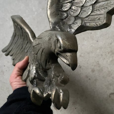 古いアルミの鳥   壁飾り 壁掛け  ウォールバード   鷹 鷲 猛禽類 オーナメント  昭和初期  マイナスネジ  ヴィンテージオブジェ  日本製