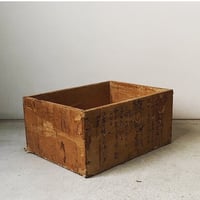 紙貼りの古い木箱 幅約40cm  一閑張り ヤケ感 エイジング メッセージ 墨文字 ジャパンヴィンテージ  道具箱