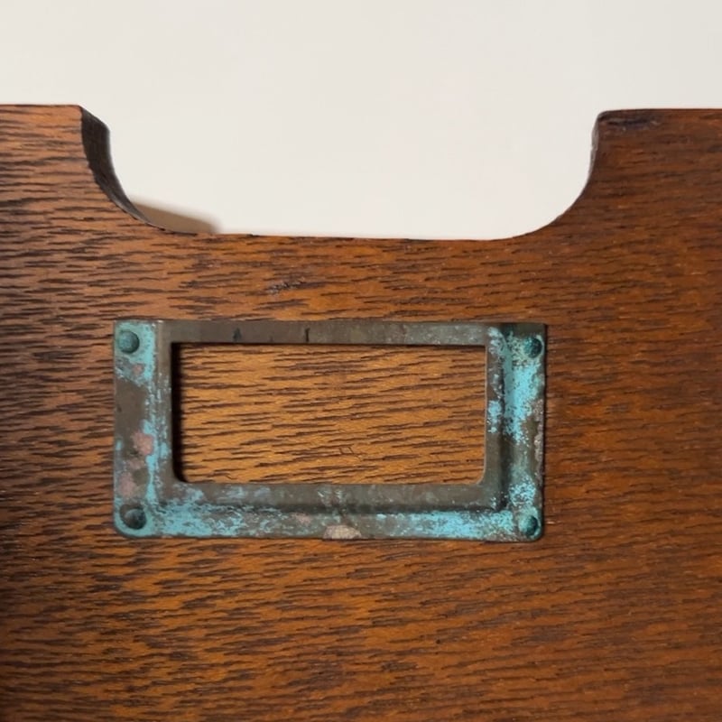 古い木製引出し 15杯 小ぶりサイズ ラワン無垢材 銅のネームタグ