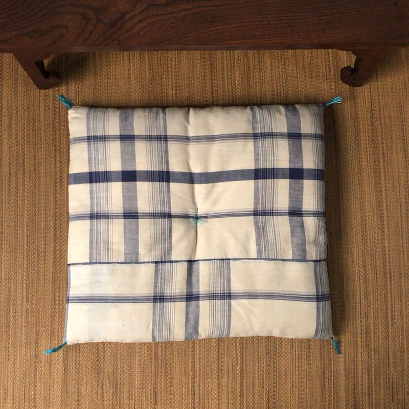 手作りの古い座布団 2枚組 昭和中期 白/青チェック. ハンドステッチ