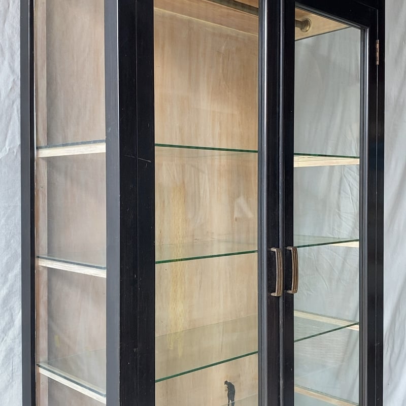 アンティーク 黒ケビント 3面ガラス 4枚棚板 硝子 2杯引出し 真鍮金具