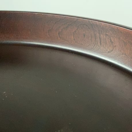 古い木製くり抜き盆 黒々とし鈍い艶感 木製トレー 34.5cm お盆 木工品 肉厚 素地 工芸品 民藝 ヴィンテージトレー 完品