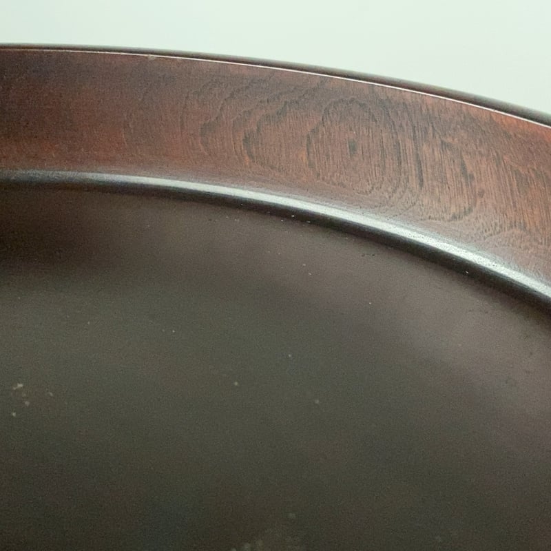 古い木製くり抜き盆 黒々とし鈍い艶感 木製トレー 34.5cm お盆 木工品