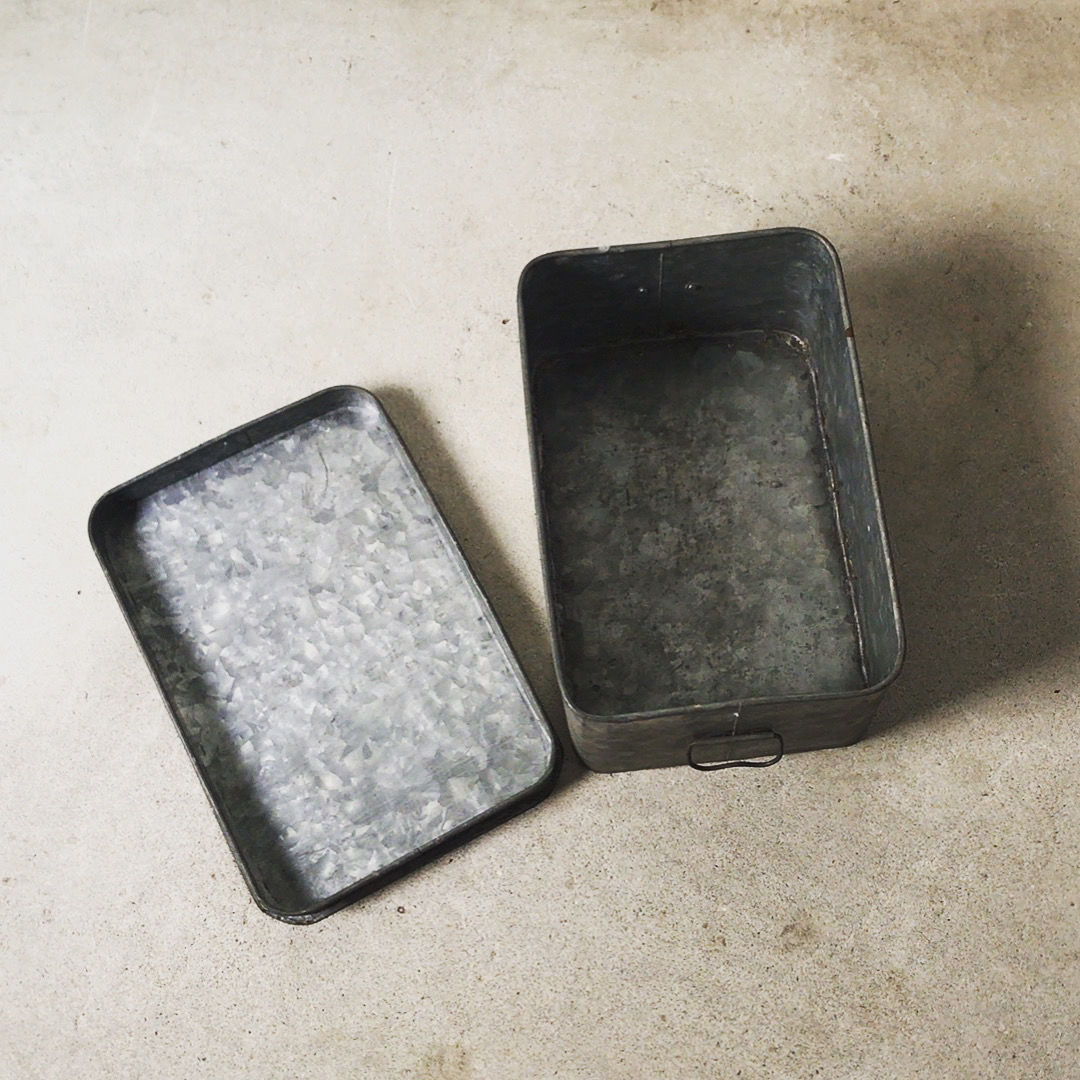 アンティーク ブリキ缶 小さめ道具箱 29cmの可愛いサイズ。蓋付き