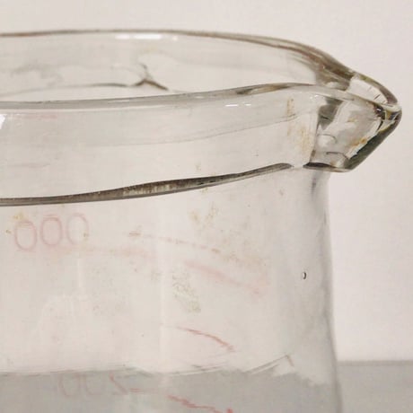 アンティーク 巨大ビーカー　ゆらゆらガラス  歪なフォルム 細く不鮮明なメモリと文字　3000ml  花器 金魚鉢 昭和初期  完品