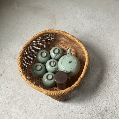 日本の布巾籠 茶道具籠  鈴竹を細く割き透け感のある四ツ目編みにて仕上げた素朴で風合い豊かな竹籠です。美品範疇