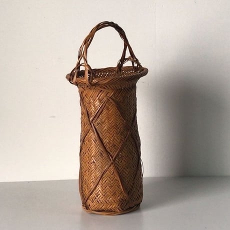 竹編みの花器  作家印は御座いませんが高い技術で編まれた花器です。竹かご 竹籠 編みかご 民藝 古美術    美品。