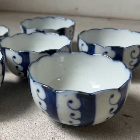 波柄の古い小鉢6客セット(1客ニュウあり)  大正 昭和初期  愛嬌抜群の波絵 染付 焼物  木箱付