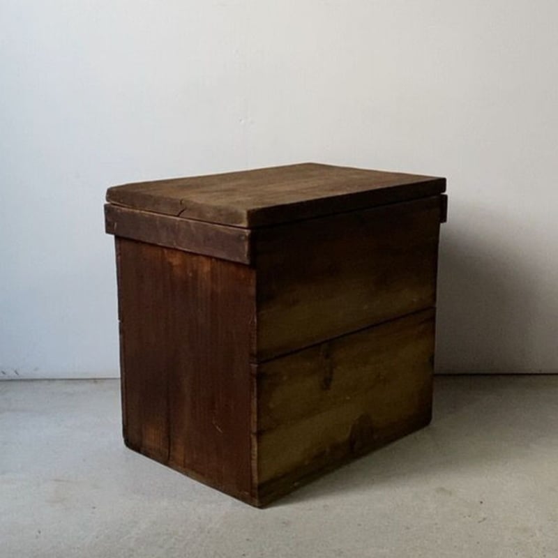 蓋付き古い木の箱 幅約42cm ラワン無垢材のゴツい蓋と杉無垢材の縦型の