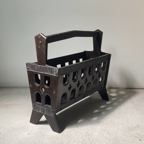 古い木製マガジンラック 黒茶  スタッズ 透かし窓 線彫り装飾  オールドシック ヴィンテージ 木工品  雑誌入れ 良品
