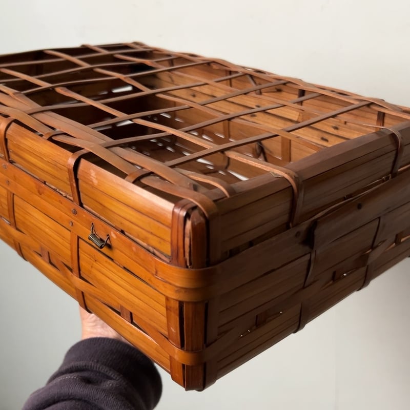 古い蓋付き竹編ボックス ひしぎ編み 蓋格子編み 楔ロック鍵付き 工芸品