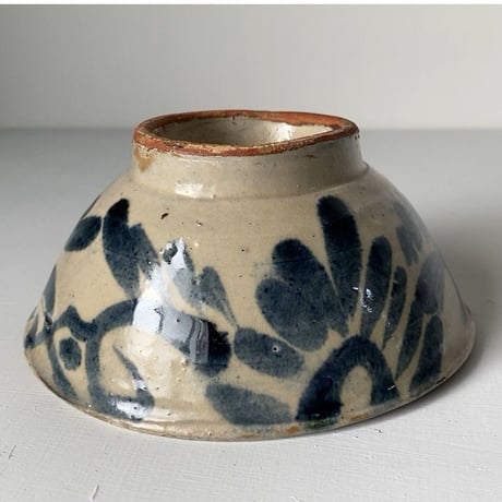 A  古琉球 やちむん 4.5寸マカイ 古作 登窯 花唐草 呉須色 沖縄 焼物 茶碗 昭和期 ヴィンテージフォークアート 完品