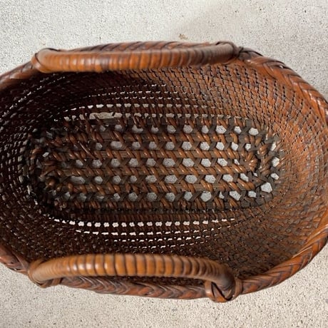 古い茶籠(ミニサイズ) 左右幅約22cm  黒ヤケ 濃飴色 トロトロ ヴィンテージカゴバッグ 籐編みトート型 籠バッグ 小ささが魅力