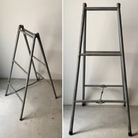 古い鉄の脚立  細めのフレームに素朴な伸縮構造が魅力  スチール製ヴィンテージ脚立. 昭和期  マットグレー 店舗什器  棚  完品
