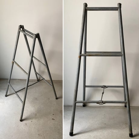 古い鉄の脚立  細めのフレームに素朴な伸縮構造が魅力  スチール製ヴィンテージ脚立. 昭和期  マットグレー 店舗什器  棚  完品