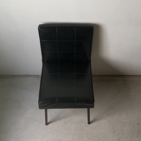 古いローチェア 2脚セット  ミニソファ シングルソファ レトロチェア シンプルデザイン 黒い椅子 鉄足 80sジャパンヴィンテージ 古家具 良品