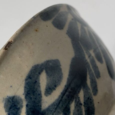 C  古琉球 やちむん 4.5寸マカイ 古作 登窯 花唐草 呉須色 沖縄 焼物 茶碗 昭和期 ヴィンテージフォークアート 僅かなホツ有
