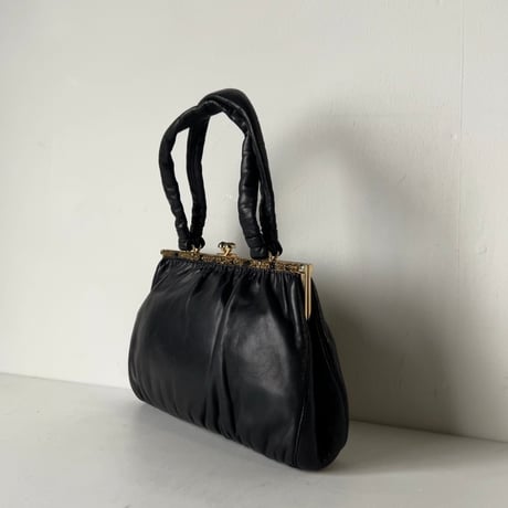 古いレザーのハンドバッグ  スムースラムレザー 羊革 ブラック ゴールド金具 がま口型 ストーン装飾 ヴィンテージバッグ  中古美品