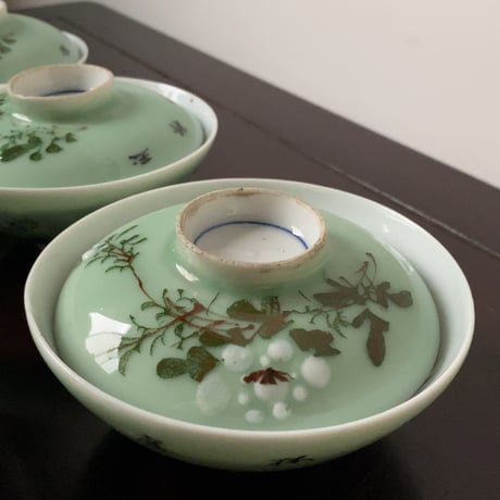 古い中国の蓋茶碗(飯椀) 4客セット(5客ですが1点蓋にホツがあるため実質完品4客での御提示) 花紋様 青磁色磁器 ヴィンテージ食器 テーブルウェア
