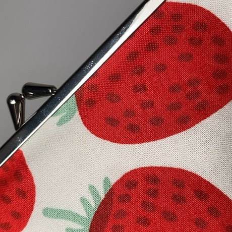 marimekko（マリメッコ）Mansikka（マンシッカ/イチゴ）柄のがま口ポーチ 小型 中古美品