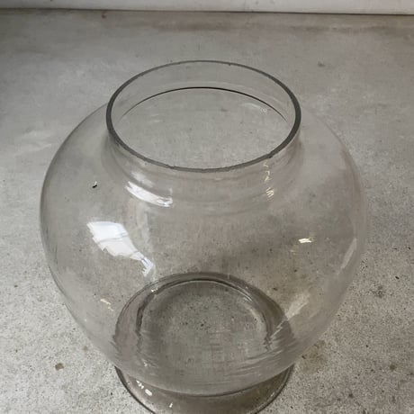 アンティーク大型ガラスポット 高さ31cm苺型古い硝子の保存瓶 硝子瓶 ガラス瓶 花器 金魚鉢 ベタ鉢 メダカ鉢 大正期 吹きガラス  ゆらゆら気泡ガラス 地球瓶
