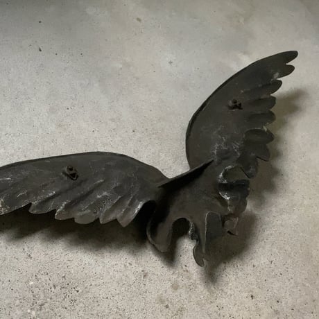 古いアルミの鳥   壁飾り 壁掛け  ウォールバード   鷹 鷲 猛禽類 オーナメント  昭和初期  マイナスネジ  ヴィンテージオブジェ  日本製